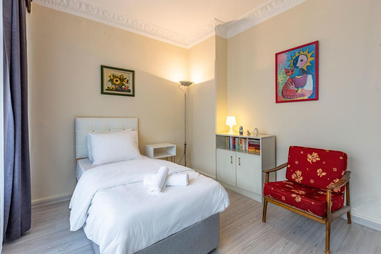 Charming Apartment Surrounded By Vibrant Attractions In Kadikoy イスタンブール エクステリア 写真